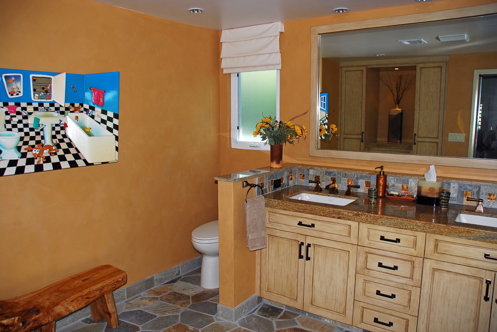 Стильный дизайн: большая главная ванная комната в современном стиле с фасадами с утопленной филенкой, искусственно-состаренными фасадами, раздельным унитазом, серой плиткой, каменной плиткой, оранжевыми стенами, полом из сланца, врезной раковиной и столешницей из гранита - последний тренд