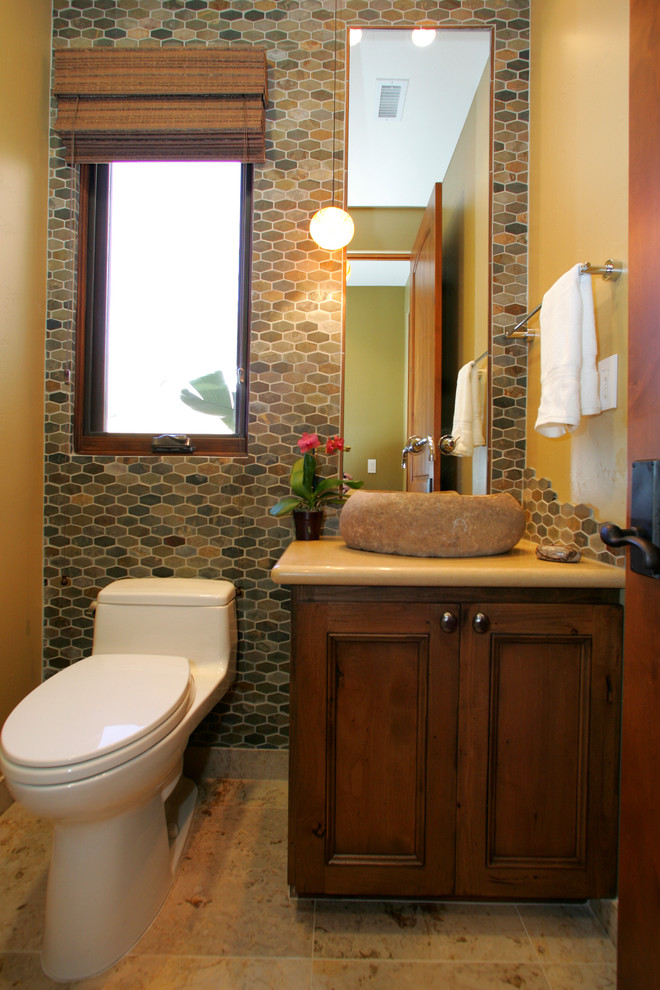 Пример оригинального дизайна: ванная комната в современном стиле с настольной раковиной и коричневой плиткой