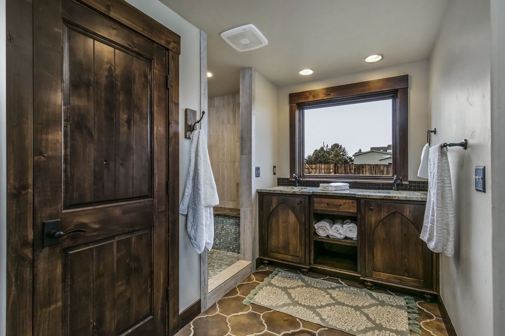 Idéer för att renovera ett mellanstort amerikanskt badrum, med skåp i mellenmörkt trä, en dusch i en alkov, beige väggar, ett undermonterad handfat, brunt golv, möbel-liknande, beige kakel och granitbänkskiva