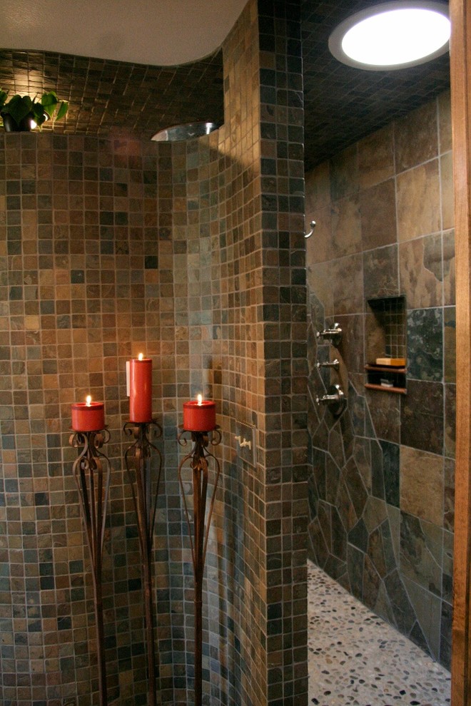 Amerikansk inredning av ett mellanstort en-suite badrum, med släta luckor, svarta skåp, en dusch i en alkov, beige kakel, svart kakel, brun kakel, grå kakel, mosaik, beige väggar, skiffergolv, ett nedsänkt handfat och bänkskiva i kvartsit