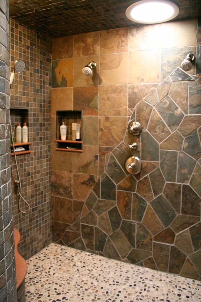 Bild på ett mellanstort amerikanskt en-suite badrum, med släta luckor, svarta skåp, en dusch i en alkov, beige kakel, svart kakel, brun kakel, grå kakel, mosaik, beige väggar, skiffergolv, ett nedsänkt handfat och bänkskiva i kvartsit