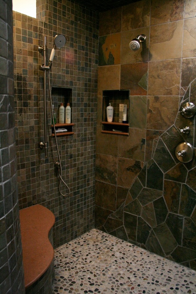 Diseño de cuarto de baño principal de estilo americano de tamaño medio con armarios con paneles lisos, puertas de armario negras, ducha empotrada, baldosas y/o azulejos beige, baldosas y/o azulejos negros, baldosas y/o azulejos marrones, baldosas y/o azulejos grises, baldosas y/o azulejos en mosaico, paredes beige, suelo de pizarra, lavabo encastrado y encimera de cuarcita