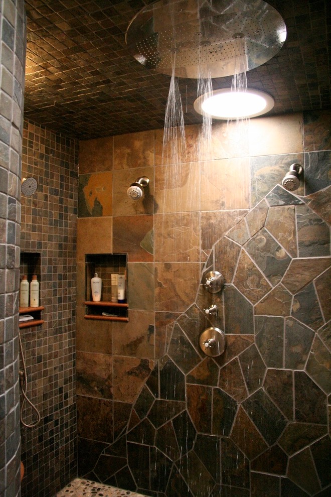 Inspiration pour une douche en alcôve principale sud-ouest américain de taille moyenne avec un placard à porte plane, des portes de placard noires, un carrelage beige, un carrelage noir, un carrelage marron, un carrelage gris, mosaïque, un mur beige, un sol en ardoise, un lavabo posé et un plan de toilette en quartz.