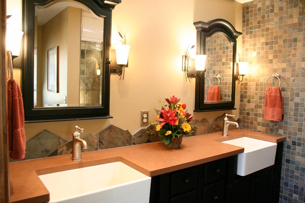 Foto di una stanza da bagno padronale american style di medie dimensioni con ante lisce, ante nere, piastrelle beige, piastrelle nere, piastrelle marroni, piastrelle grigie, piastrelle a mosaico, pareti beige, lavabo da incasso e top in quarzite