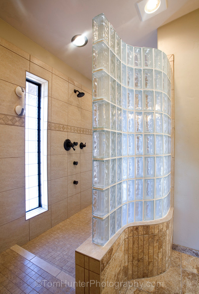 Пример оригинального дизайна: большая главная ванная комната в стиле фьюжн с открытым душем, бежевой плиткой, керамической плиткой, бежевыми стенами и полом из керамической плитки