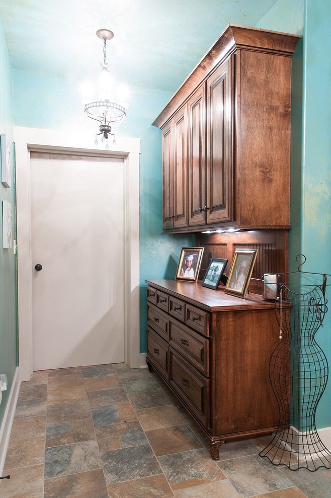 На фото: большая главная ванная комната в стиле фьюжн с фасадами с выступающей филенкой, фасадами цвета дерева среднего тона, открытым душем, синими стенами и врезной раковиной