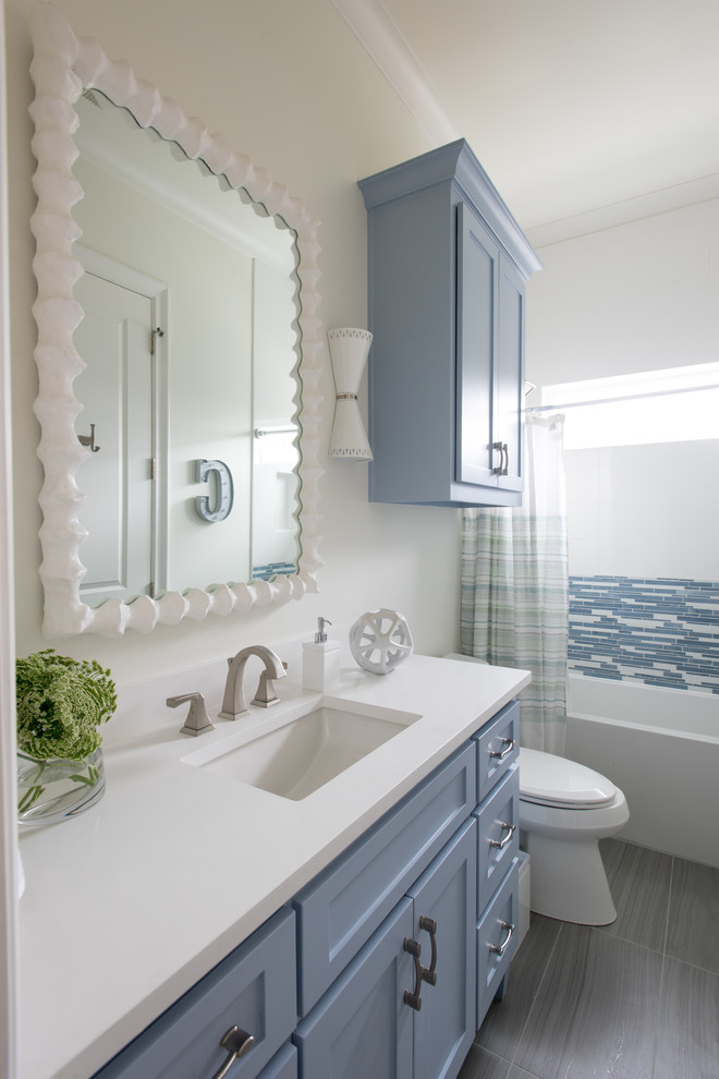 Idéer för vintage badrum, med skåp i shakerstil, blå skåp, ett badkar i en alkov, en dusch/badkar-kombination, vita väggar, ett undermonterad handfat, grått golv och dusch med duschdraperi