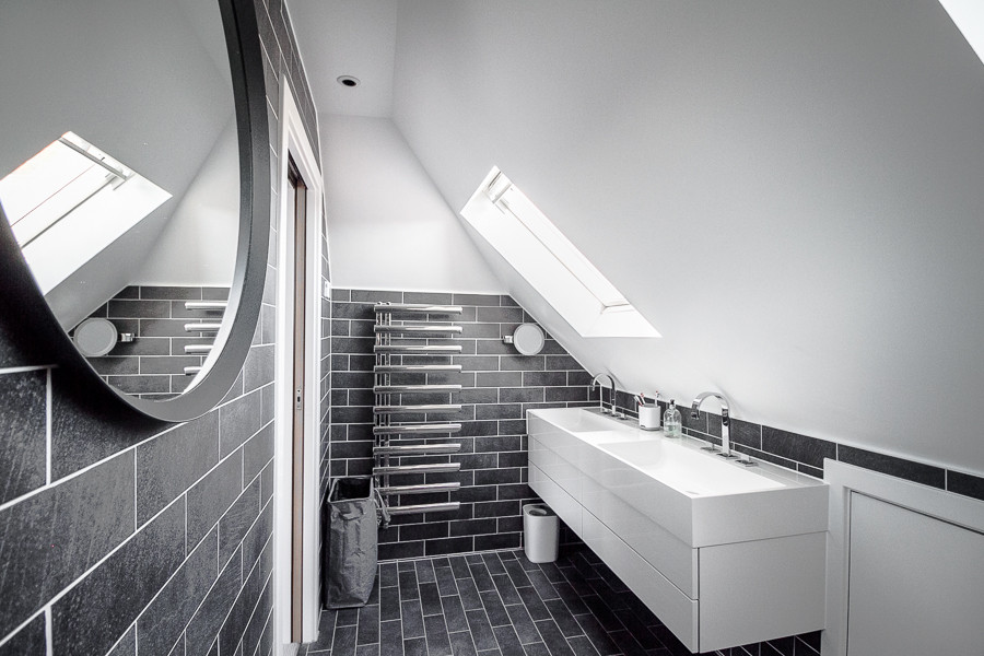 Idéer för ett mellanstort modernt vit en-suite badrum, med luckor med upphöjd panel, vita skåp, en öppen dusch, en vägghängd toalettstol, svart kakel, porslinskakel, vita väggar, klinkergolv i porslin, ett integrerad handfat, bänkskiva i akrylsten, svart golv och med dusch som är öppen