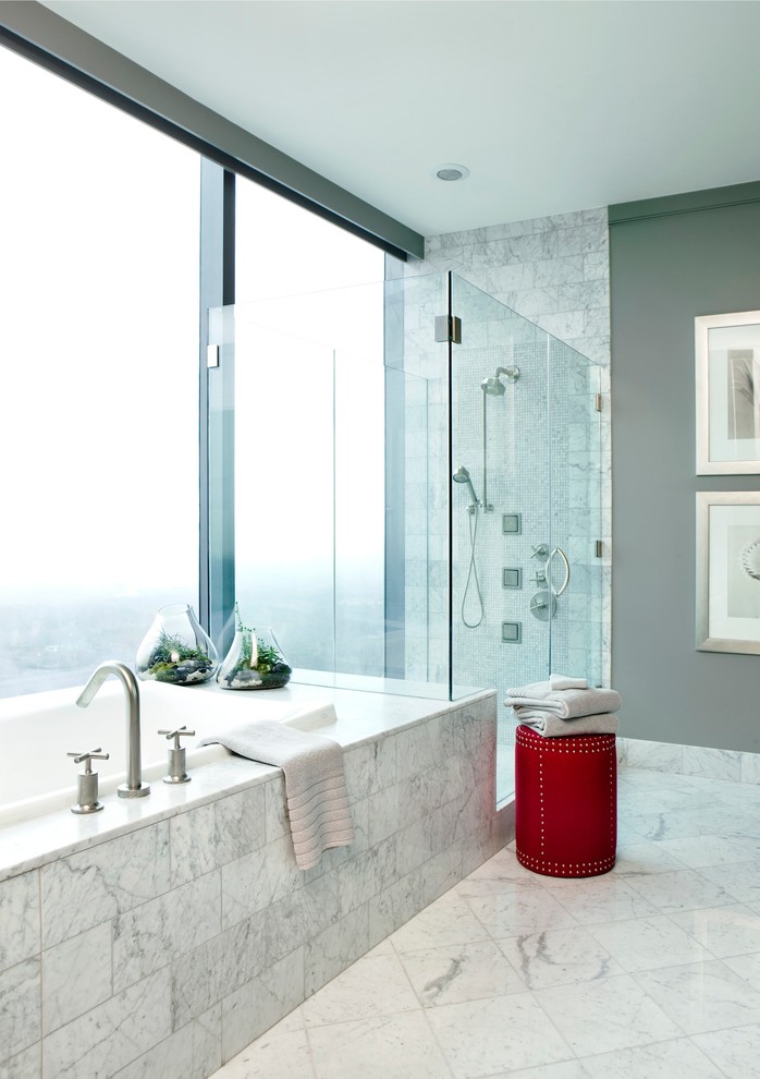 Idee per una stanza da bagno design con vasca da incasso, doccia alcova e piastrelle grigie