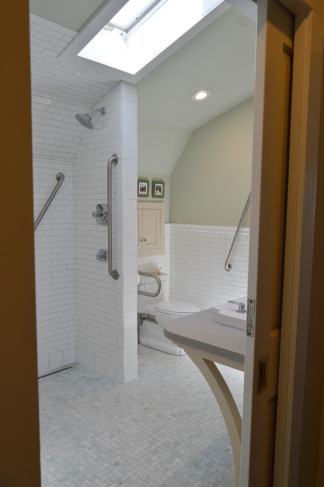 Esempio di una grande stanza da bagno padronale tradizionale con ante lisce, ante beige, doccia alcova, piastrelle bianche, piastrelle diamantate, pareti verdi, pavimento con piastrelle a mosaico e lavabo da incasso