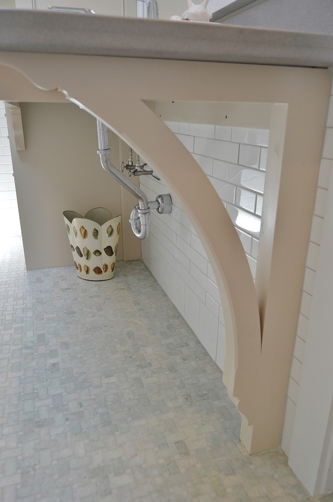 Exemple d'une grande douche en alcôve principale chic avec un placard à porte plane, des portes de placard beiges, un carrelage blanc, un carrelage métro, un mur vert, un sol en carrelage de terre cuite et un lavabo posé.