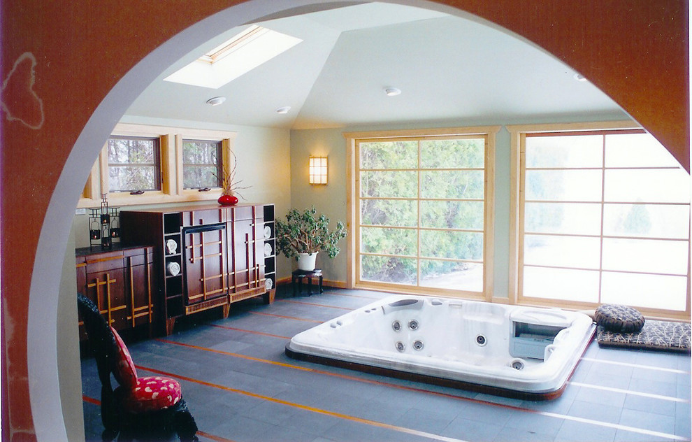 Стильный дизайн: большая главная ванная комната в восточном стиле с гидромассажной ванной, серыми стенами и черным полом - последний тренд