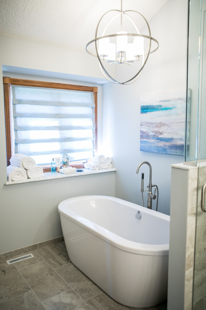 На фото: главная ванная комната в стиле неоклассика (современная классика) с фасадами с утопленной филенкой, серыми фасадами, отдельно стоящей ванной, раздельным унитазом, врезной раковиной, столешницей из кварцита и душем с распашными дверями с