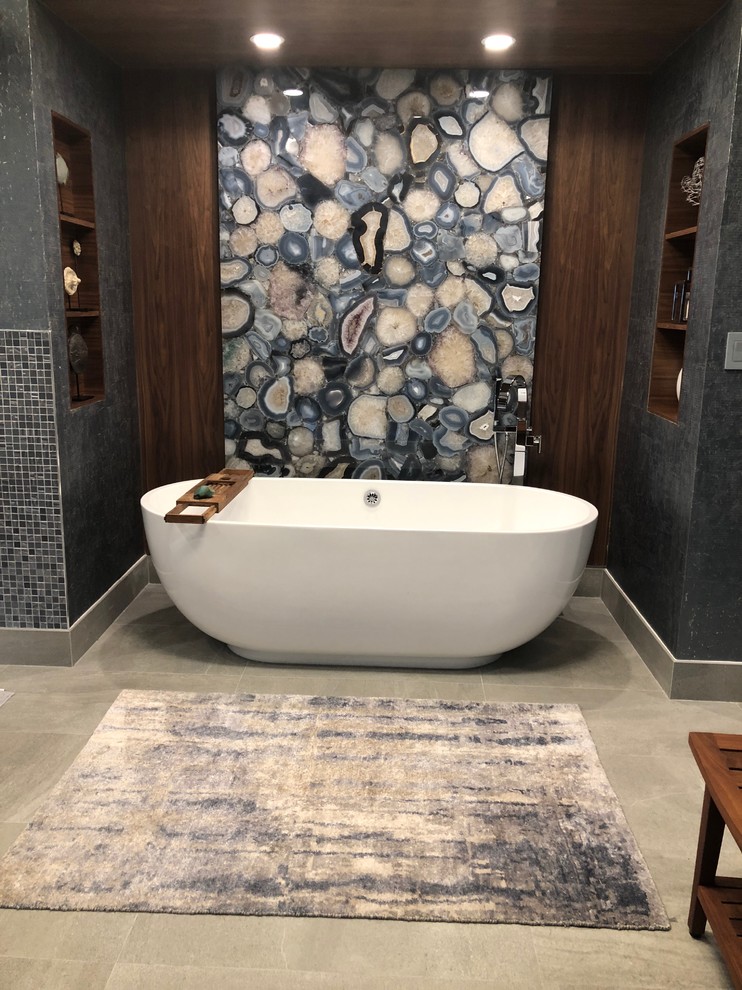 Modern inredning av ett stort beige beige en-suite badrum, med släta luckor, bruna skåp, ett fristående badkar, en dubbeldusch, blå kakel, glaskakel och bänkskiva i kvarts