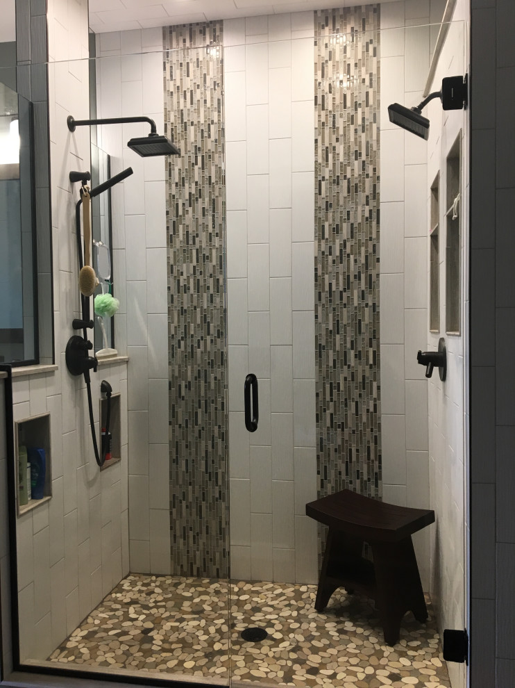 Идея дизайна: большая главная ванная комната в стиле фьюжн с фасадами с утопленной филенкой, зелеными фасадами, отдельно стоящей ванной, двойным душем, биде, белой плиткой, керамической плиткой, зелеными стенами, полом из керамогранита, врезной раковиной, столешницей из искусственного кварца, коричневым полом, душем с распашными дверями и разноцветной столешницей