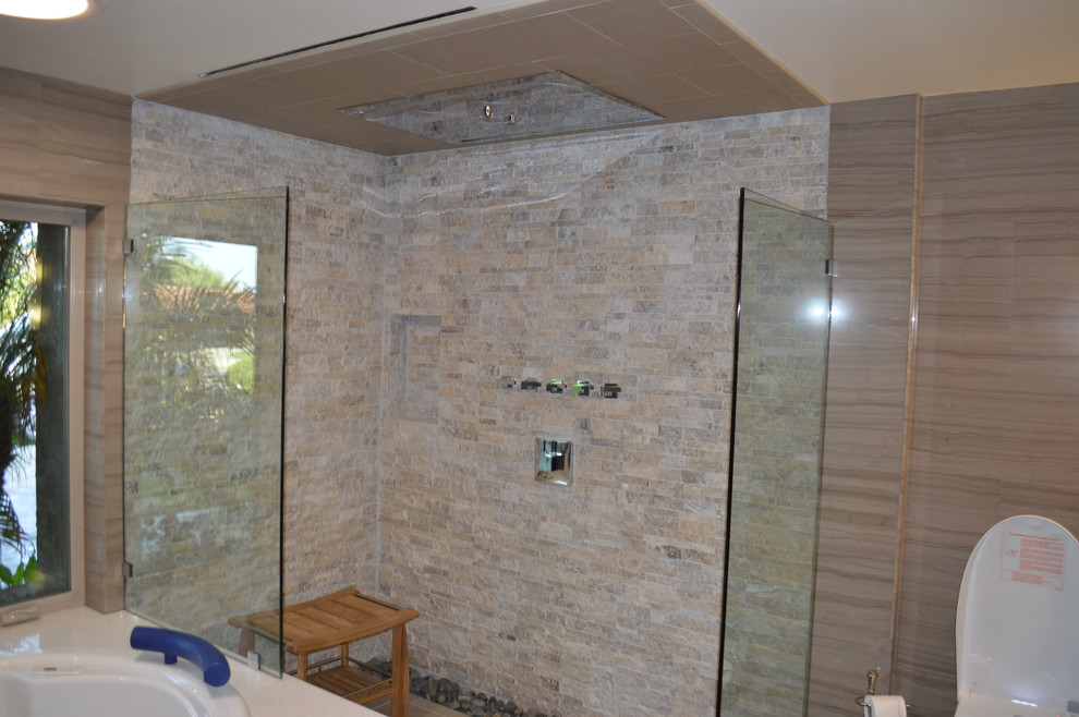 Пример оригинального дизайна: большая главная ванная комната в современном стиле с темными деревянными фасадами, накладной ванной, угловым душем, бежевой плиткой, серой плиткой, бежевыми стенами, каменной плиткой и полом из керамогранита
