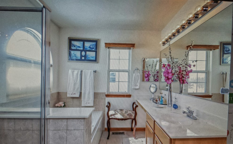 Foto de cuarto de baño principal tradicional de tamaño medio con armarios con paneles con relieve y puertas de armario de madera clara