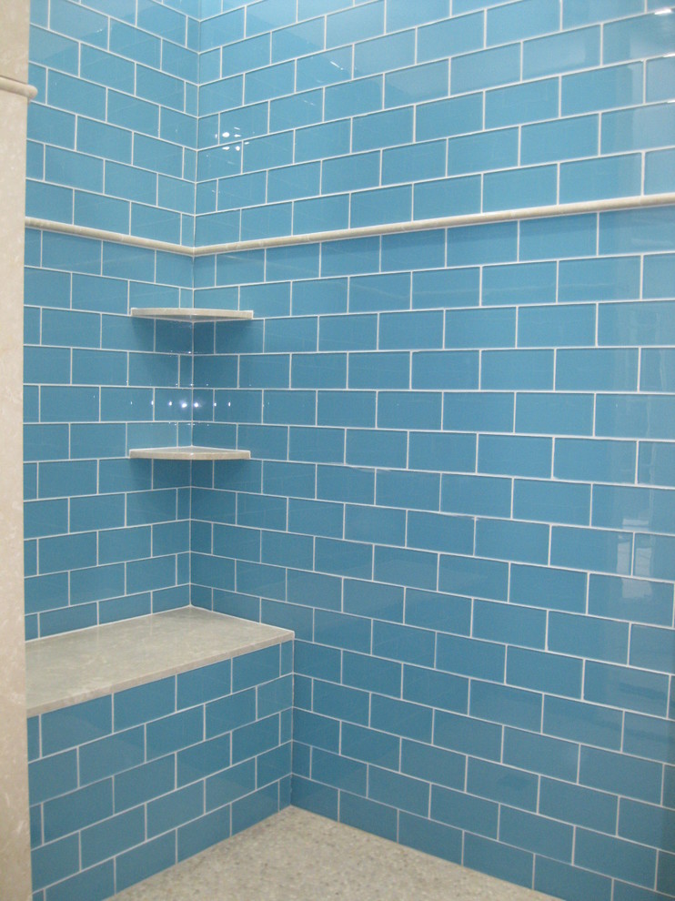 Ispirazione per una stanza da bagno costiera con doccia doppia, piastrelle blu, piastrelle di vetro e top in marmo