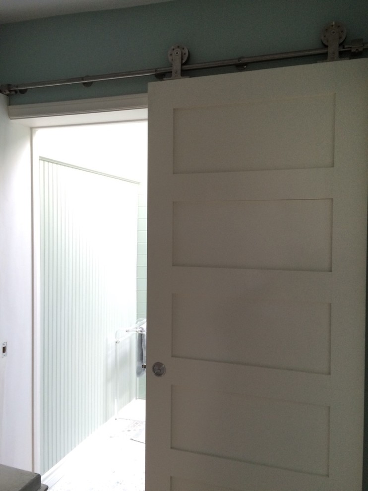 Inredning av ett klassiskt litet en-suite badrum, med ett badkar i en alkov, en dusch/badkar-kombination, gröna väggar, mosaikgolv, ett undermonterad handfat, möbel-liknande, vita skåp, en toalettstol med hel cisternkåpa, grön kakel, glaskakel och granitbänkskiva