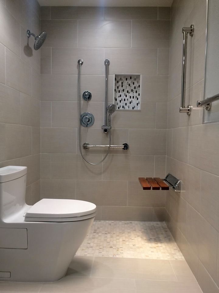 Imagen de cuarto de baño minimalista de tamaño medio con ducha abierta, sanitario de una pieza, baldosas y/o azulejos grises, baldosas y/o azulejos de porcelana, paredes grises, suelo de baldosas de porcelana, aseo y ducha, lavabo suspendido, suelo blanco y ducha abierta