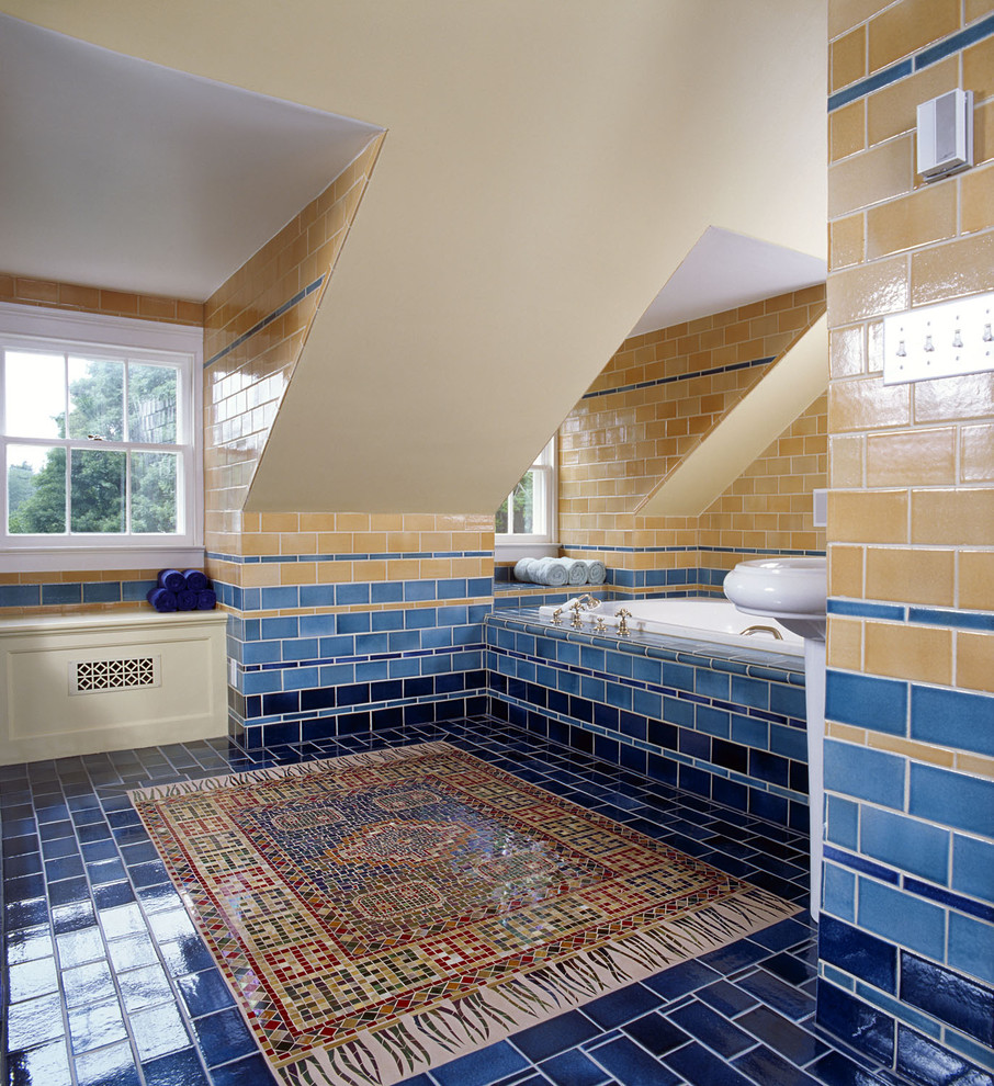 Modelo de cuarto de baño contemporáneo con baldosas y/o azulejos multicolor, baldosas y/o azulejos de cemento, bañera empotrada y suelo azul