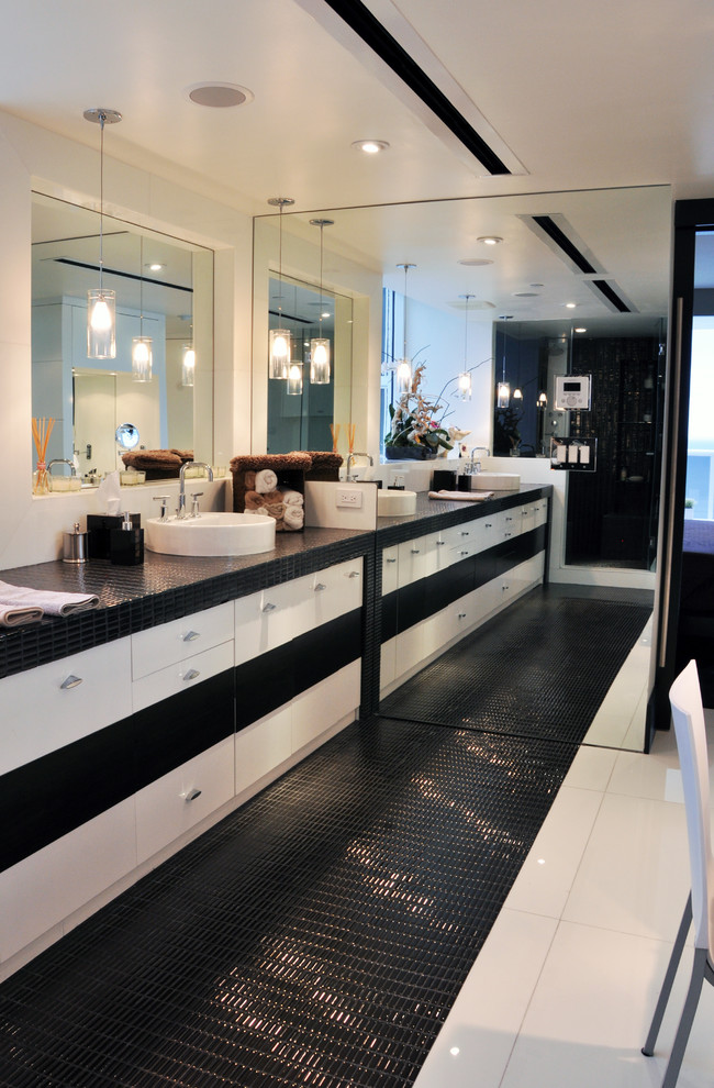 Bathroom - contemporary bathroom idea in Miami