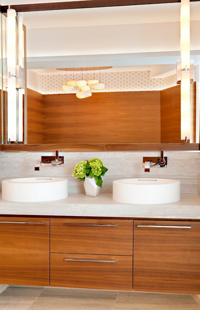 Exempel på ett stort modernt en-suite badrum, med släta luckor, skåp i mellenmörkt trä, ett undermonterat badkar, vita väggar, klinkergolv i porslin, ett fristående handfat och beiget golv