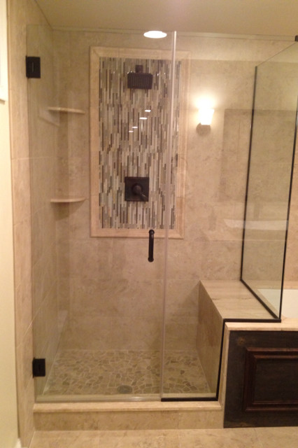 Ispirazione per una grande stanza da bagno shabby-chic style con lavabo a bacinella, top in marmo, vasca sottopiano e vasca/doccia