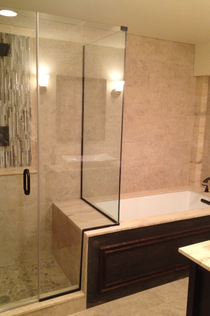 Großes Shabby-Look Badezimmer mit Aufsatzwaschbecken, Marmor-Waschbecken/Waschtisch, Unterbauwanne und Duschbadewanne in Philadelphia