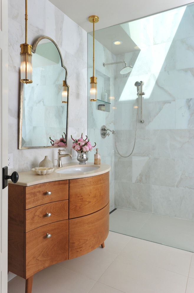 Immagine di una stanza da bagno minimal con lavabo sottopiano, ante in legno scuro, doccia a filo pavimento, piastrelle multicolore e ante lisce
