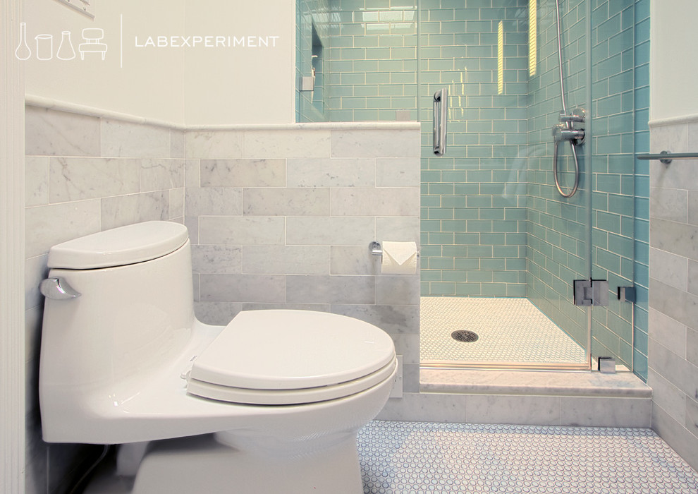 Inspiration för små moderna badrum, med ett integrerad handfat, möbel-liknande, skåp i mellenmörkt trä, en dusch i en alkov, en toalettstol med hel cisternkåpa, blå kakel, glaskakel, vita väggar och mosaikgolv