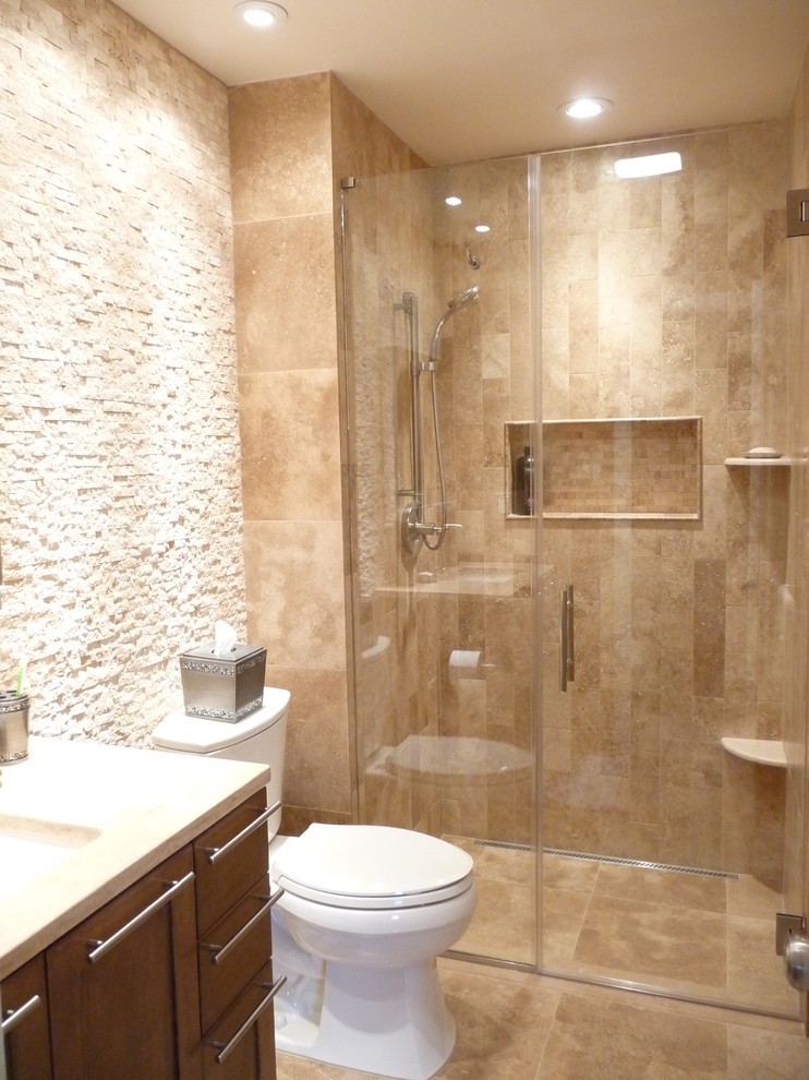 Esempio di una stanza da bagno design con piastrelle in travertino