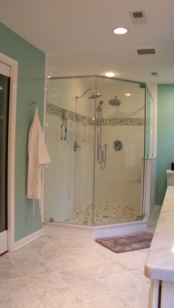Idéer för att renovera ett stort vintage en-suite badrum, med luckor med infälld panel, vita skåp, ett fristående badkar, en hörndusch, en toalettstol med separat cisternkåpa, gröna väggar, klinkergolv i keramik, ett nedsänkt handfat, grått golv och dusch med gångjärnsdörr