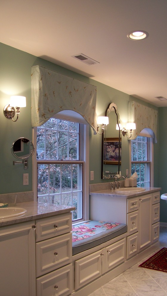 Klassisk inredning av ett stort en-suite badrum, med luckor med infälld panel, vita skåp, ett fristående badkar, en hörndusch, en toalettstol med separat cisternkåpa, gröna väggar, klinkergolv i keramik, ett nedsänkt handfat, grått golv och dusch med gångjärnsdörr