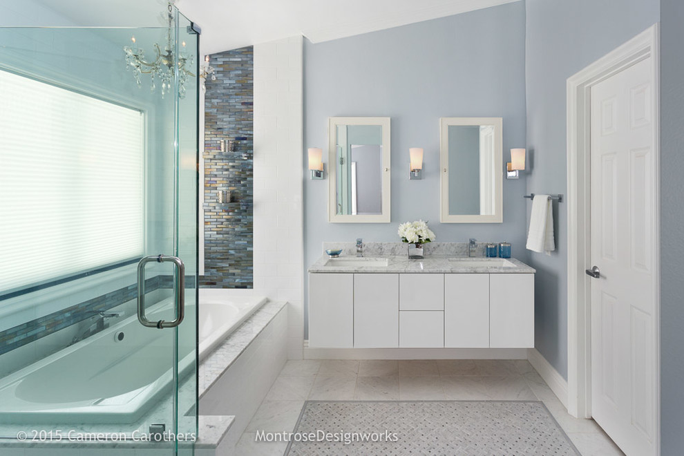 Свежая идея для дизайна: главная ванная комната среднего размера в современном стиле с врезной раковиной, плоскими фасадами, белыми фасадами, мраморной столешницей, накладной ванной, угловым душем, белой плиткой, плиткой кабанчик, синими стенами и мраморным полом - отличное фото интерьера