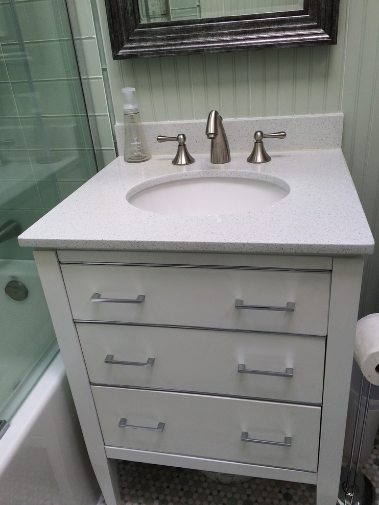 Inspiration för ett litet vintage en-suite badrum, med ett undermonterad handfat, granitbänkskiva, ett badkar i en alkov, en dusch/badkar-kombination, grön kakel, glaskakel, gröna väggar, mosaikgolv, möbel-liknande, vita skåp och en toalettstol med hel cisternkåpa