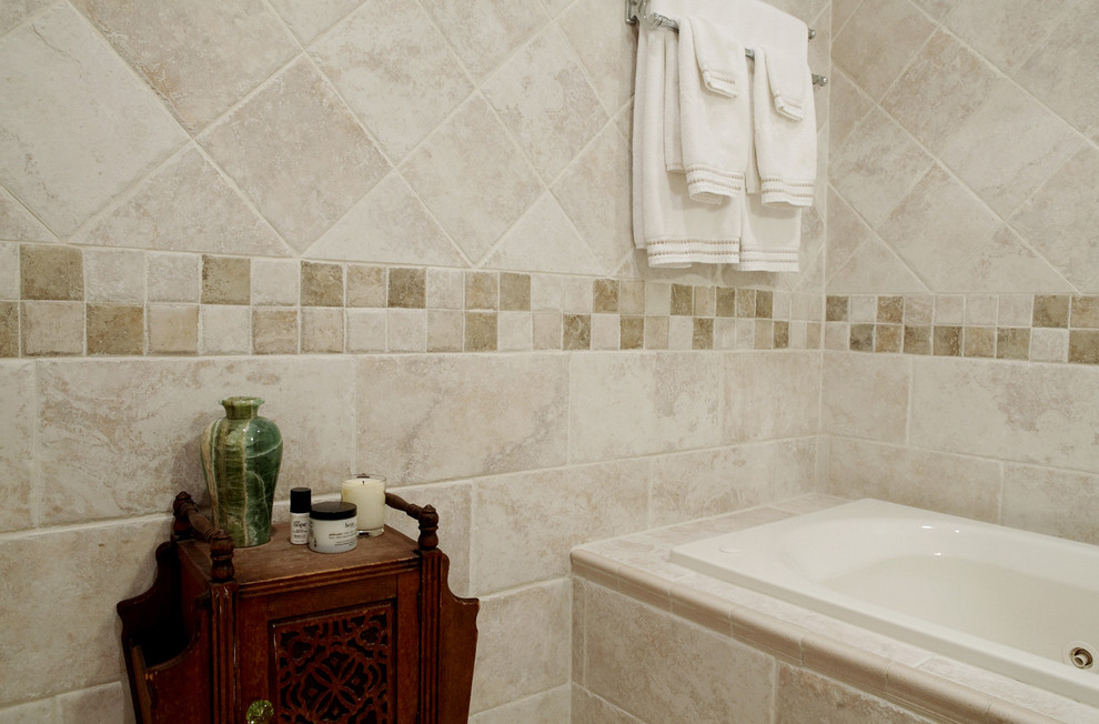 Ejemplo de cuarto de baño clásico con bañera encastrada, lavabo con pedestal, baldosas y/o azulejos beige y baldosas y/o azulejos de porcelana
