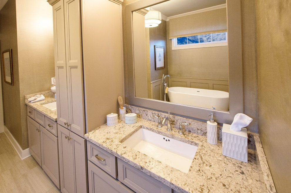 Inspiration för stora klassiska en-suite badrum, med luckor med infälld panel, grå skåp, ett fristående badkar, beige kakel, klinkergolv i keramik, ett undermonterad handfat och granitbänkskiva