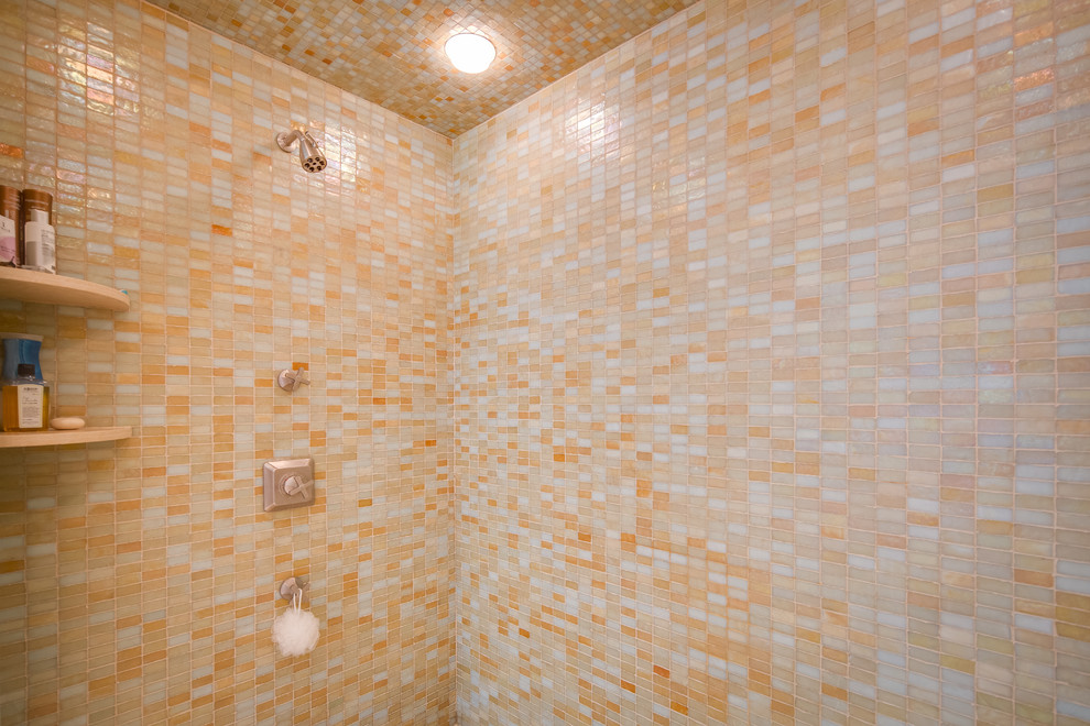 Inredning av ett lantligt mellanstort en-suite badrum, med vita skåp, en dusch i en alkov, beige kakel, porslinskakel, beige väggar och klinkergolv i keramik