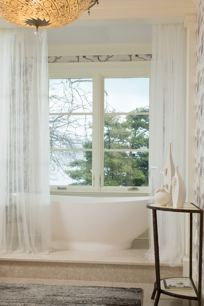 Foto de cuarto de baño tradicional renovado con bañera exenta