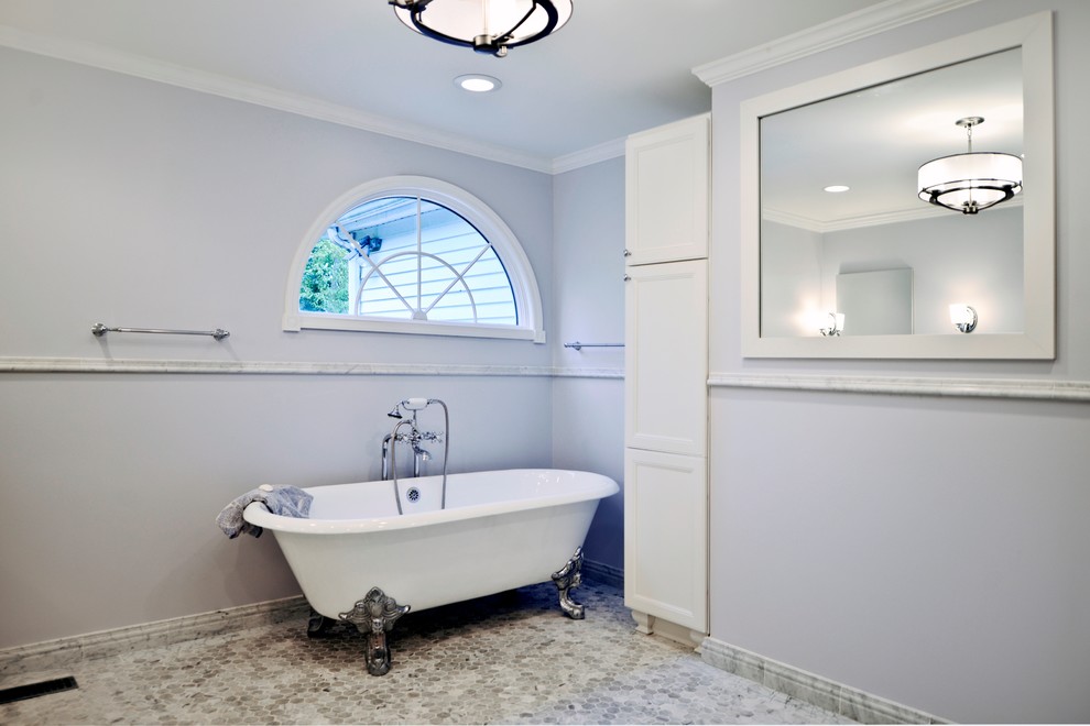 Ejemplo de cuarto de baño principal moderno con puertas de armario blancas, baldosas y/o azulejos blancos, baldosas y/o azulejos de mármol y encimera de mármol