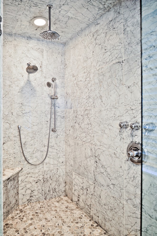 Idée de décoration pour une salle de bain principale minimaliste avec des portes de placard blanches, un carrelage blanc, du carrelage en marbre et un plan de toilette en marbre.