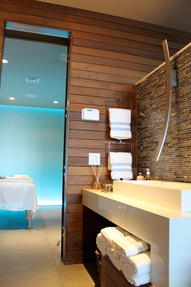 Foto de cuarto de baño minimalista grande con paredes azules y suelo de piedra caliza