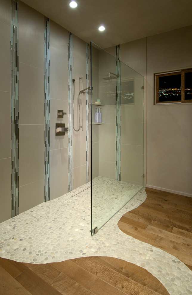 Пример оригинального дизайна: главная ванная комната в современном стиле с плоскими фасадами, темными деревянными фасадами, отдельно стоящей ванной, коричневой плиткой, серой плиткой, зеленой плиткой, удлиненной плиткой, бежевыми стенами, светлым паркетным полом, настольной раковиной, столешницей из талькохлорита и открытым душем