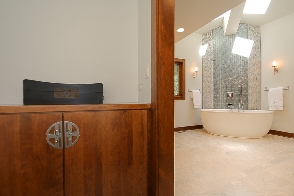Bild på ett stort orientaliskt en-suite badrum, med släta luckor, skåp i mellenmörkt trä, ett fristående badkar, en dusch i en alkov, blå kakel, glaskakel, vita väggar, marmorgolv, ett undermonterad handfat och bänkskiva i akrylsten