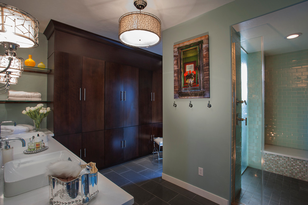 Пример оригинального дизайна: большая главная ванная комната в стиле неоклассика (современная классика) с плоскими фасадами, темными деревянными фасадами, душем в нише, разноцветной плиткой, плиткой мозаикой, синими стенами, полом из керамогранита, настольной раковиной, столешницей из кварцита, серым полом, душем с распашными дверями и белой столешницей