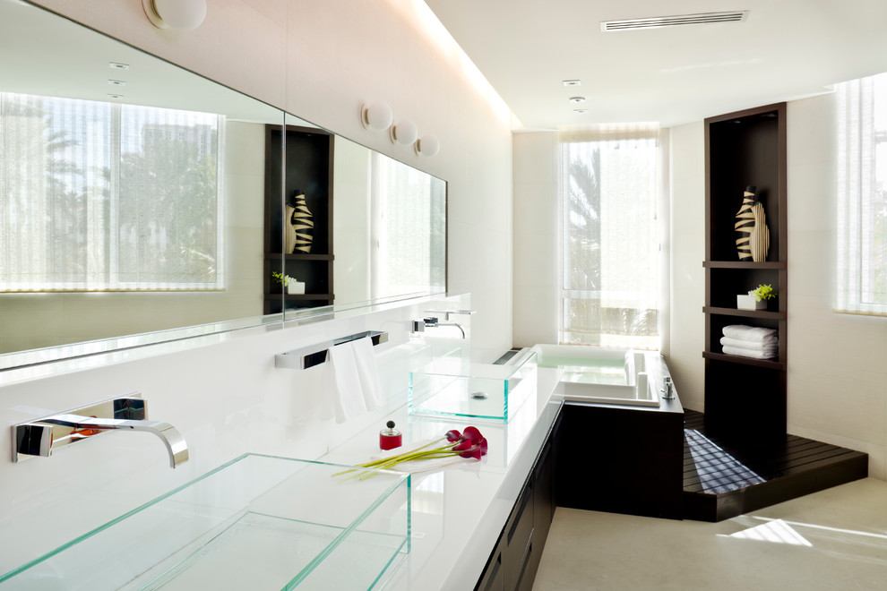 Foto di una stanza da bagno contemporanea con lavabo a bacinella, ante in legno bruno e piastrelle in pietra
