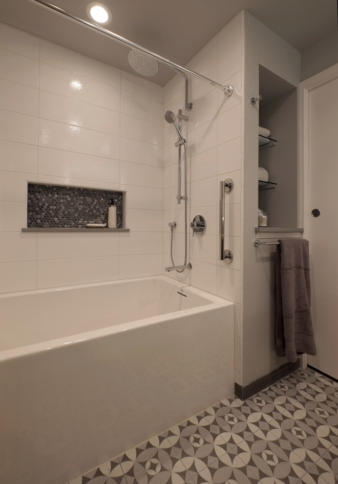 Пример оригинального дизайна: маленькая главная ванная комната в современном стиле с серыми фасадами, ванной в нише, душем над ванной, унитазом-моноблоком, разноцветной плиткой, керамогранитной плиткой, серыми стенами, полом из мозаичной плитки, настольной раковиной, столешницей из искусственного кварца, разноцветным полом, шторкой для ванной и белой столешницей для на участке и в саду