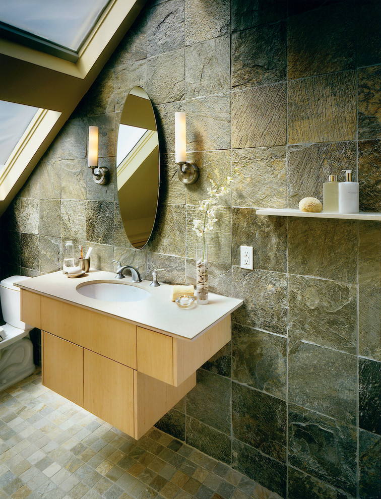 シアトルにあるアジアンスタイルのおしゃれな浴室 (アンダーカウンター洗面器、スレートの床、スレートタイル) の写真