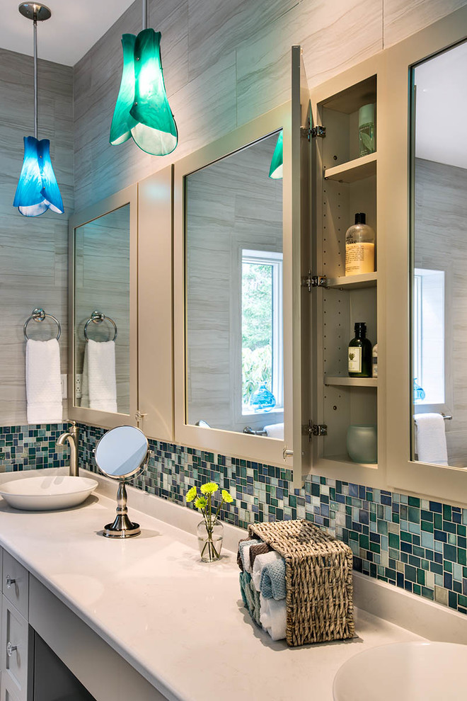 Immagine di una stanza da bagno padronale contemporanea di medie dimensioni con ante con riquadro incassato, ante beige, piastrelle blu, piastrelle di vetro, pareti beige, pavimento con piastrelle in ceramica, lavabo a bacinella e top in superficie solida
